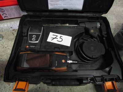 une valise contenant quelques outils