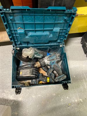 une boîte à outils bleue avec des outils sur le sol