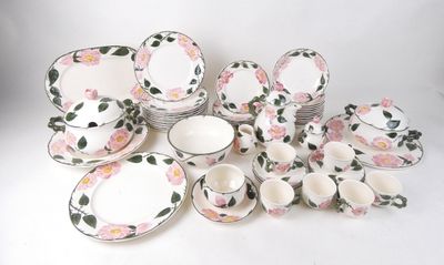 une photo d'un ensemble de plats et de tasses roses et blancs