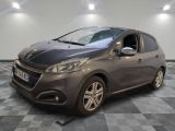 la voiture grise est garée sur un carrelage à carreaux