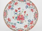 un gros plan d'une assiette décorée de fleurs