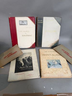 plusieurs livres posés les uns à côté des autres sur une table