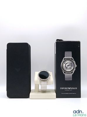 une photo d'un smartphone et d'une montre connectée posés sur un support