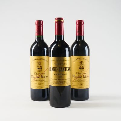 trois bouteilles de vin posées sur une surface blanche