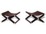 une paire de tabourets en cuir marron avec des pieds en bois, sur fond blanc