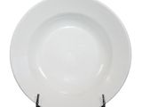 une image représentant une assiette blanche posée sur un support métallique, le tout sur fond blanc
