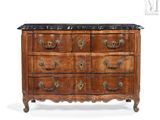 une commode ancienne avec dessus en marbre