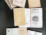 plusieurs vieux livres sont empilés sur une table