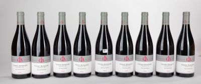 six bouteilles de vin rouge alignées sur une table