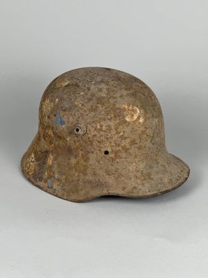 un vieux casque avec un trou au milieu