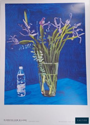 une photo représentant un vase de fleurs et une bouteille d'eau posés sur une table