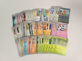 beaucoup de cartes pokemon sur la table