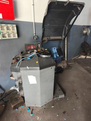 une image d'un tas de ferraille dans un garage