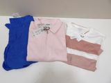 trois polos sont posés les uns à côté des autres sur une table