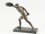 statue en bronze représentant un homme tenant une raquette de tennis, posée sur un socle en marbre