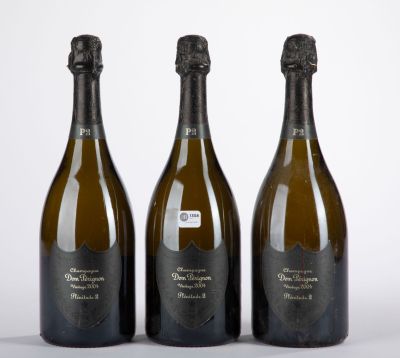 trois bouteilles de champagne posées côte à côte sur une table
