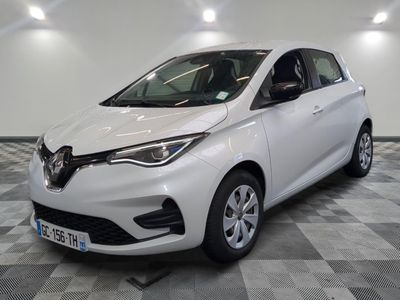 la voiture blanche est garée sur le sol à carreaux d'un garage