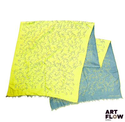 deux morceaux de tissu jaune et bleu sur un fond blanc
