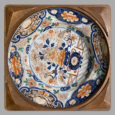CHINE Plat en porcelaine émaillée polychrome à décor Imari, …