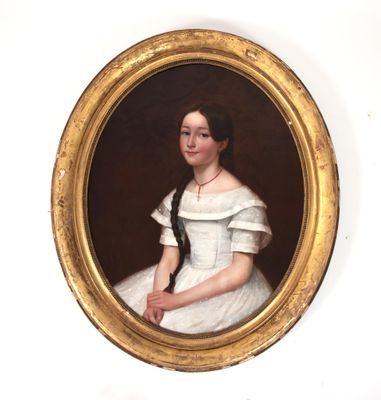 portrait d'une jeune femme en robe blanche, dans un cadre doré