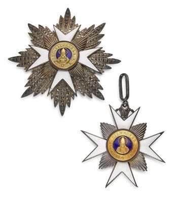 une paire de médailles en argent et en or ornées de pierres bleues
