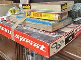 plusieurs livres empilés sur une table