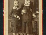 une vieille photo en noir et blanc représentant deux jeunes filles debout l'une à côté de l'autre