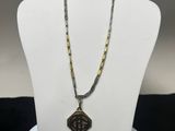 gros plan d'un mannequin portant un collier