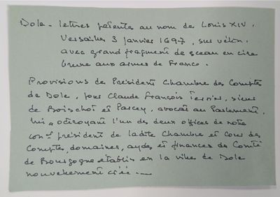 une feuille de papier écrite sur une table