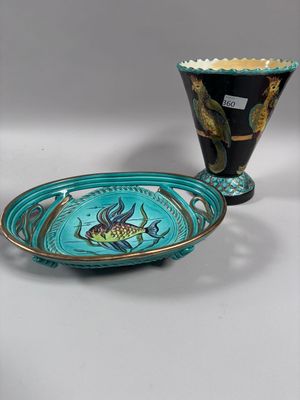 MONACO Un plat en céramique de forme ovale à décor central d…