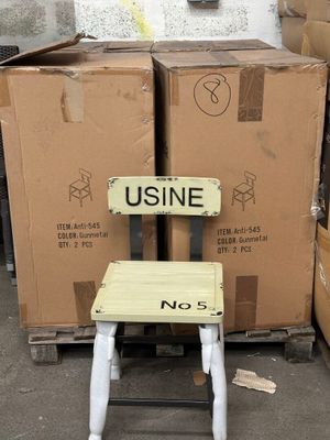 une chaise posée devant une pile de cartons