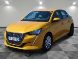 La voiture jaune est garée sur un sol à damier dans le garage.