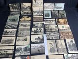 plusieurs vieilles photos en noir et blanc représentant des personnes et des trains, posées sur une table