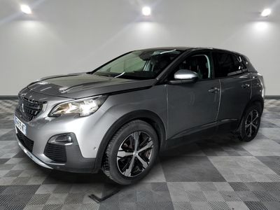 la voiture grise est garée dans le garage sur un sol en damier