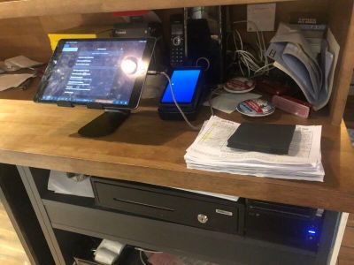 un bureau d'informatique sur lequel se trouvent un écran et un ordinateur portable