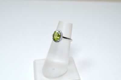 une image d'une bague sertie d'un péridot