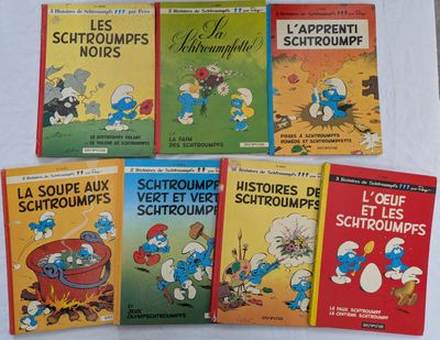 Six livres sur les Schtroumpfs sont alignés sur une table
