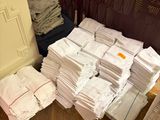 une pile de papiers posée par terre à côté d'une commode