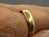 gros plan de la main d'une personne portant une bague