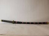 une image représentant un sabre de samouraï posé sur une surface blanche