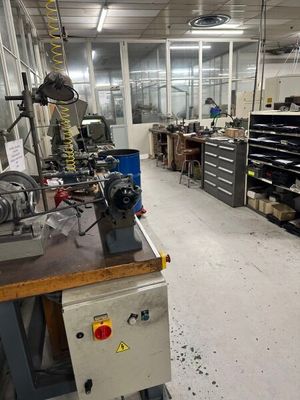 une image représentant une usine remplie de nombreuses machines