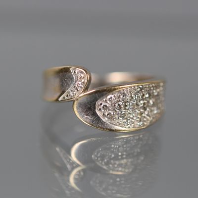 une image montrant un gros plan d'une bague sertie de diamants