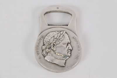 un décapsuleur en forme de pièce de monnaie sur laquelle est représenté le visage d'une femme