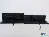 deux claviers posés sur une table