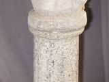 une statue représentant une femme assise sur un socle