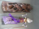 deux figurines assises l'une à côté de l'autre