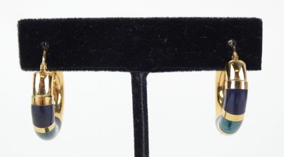 gros plan d'une paire de boucles d'oreilles sur un support