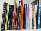 de nombreux livres alignés sur une étagère