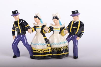 trois figurines représentant un homme et une femme en costume