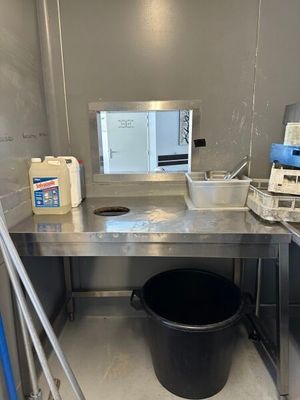 une photo d'une cuisine avec un évier et un micro-ondes